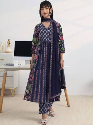 women floral printed panelled kurta with trousers & with dupatta 3
