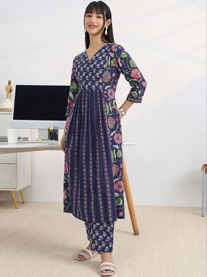 women floral printed panelled kurta with trousers & with dupatta 4
