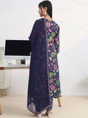women floral printed panelled kurta with trousers & with dupatta 6