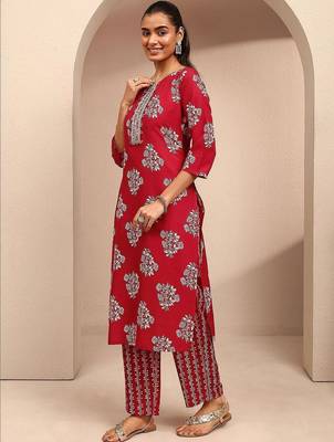 women floral printed regular thread work kurta with trousers & with dupatta 3