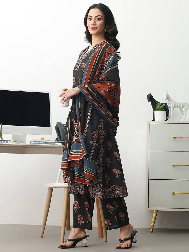 women floral printed regular cotton blend kurta with trousers & with dupatta