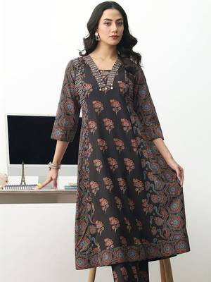 women floral printed regular cotton blend kurta with trousers & with dupatta 3