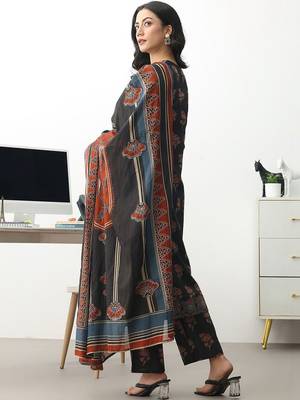 women floral printed regular cotton blend kurta with trousers & with dupatta 6