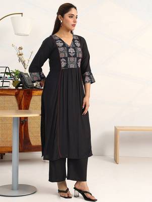 women ethnic motifs embroidered empire thread work kurta with palazzos & with dupatta 3