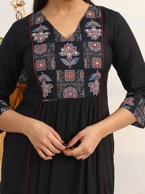 women ethnic motifs embroidered empire thread work kurta with palazzos & with dupatta 5