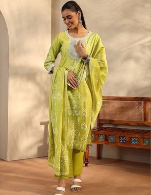 women ethnic motifs printed regular thread work kurta with trousers & with dupatta 1