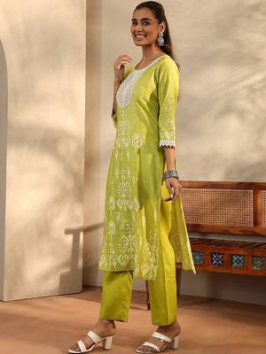 women ethnic motifs printed regular thread work kurta with trousers & with dupatta 3