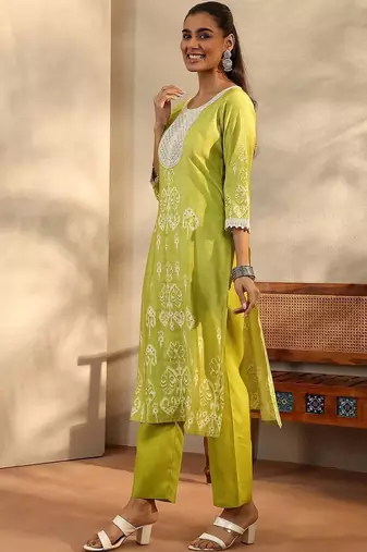 women ethnic motifs printed regular thread work kurta with trousers & with dupatta