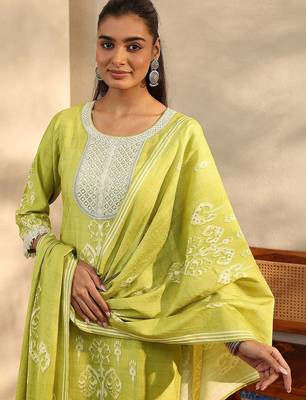 women ethnic motifs printed regular thread work kurta with trousers & with dupatta 4