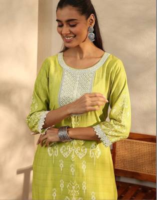 women ethnic motifs printed regular thread work kurta with trousers & with dupatta 5