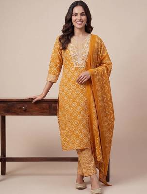 women ethnic motifs printed regular kurta with trousers & with dupatta 1