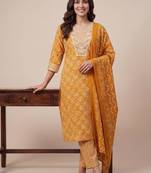 women ethnic motifs printed regular kurta with trousers & with dupatta