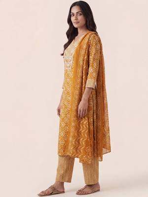 women ethnic motifs printed regular kurta with trousers & with dupatta 3