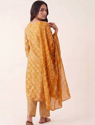 women ethnic motifs printed regular kurta with trousers & with dupatta 6