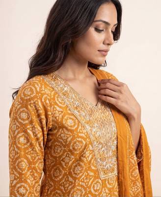 women ethnic motifs printed regular kurta with trousers & with dupatta 7