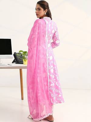 women floral printed regular kurta with trousers & with dupatta 3