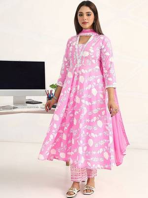 women floral printed regular kurta with trousers & with dupatta 4