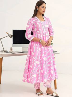 women floral printed regular kurta with trousers & with dupatta 6