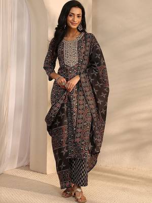 women ethnic motifs printed regular thread work kurta with trousers & with dupatta 2