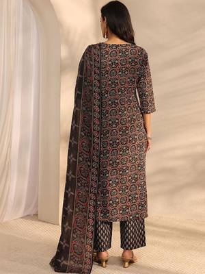 women ethnic motifs printed regular thread work kurta with trousers & with dupatta 4