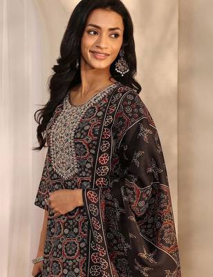 women ethnic motifs printed regular thread work kurta with trousers & with dupatta 6