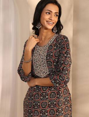 women ethnic motifs printed regular thread work kurta with trousers & with dupatta 7