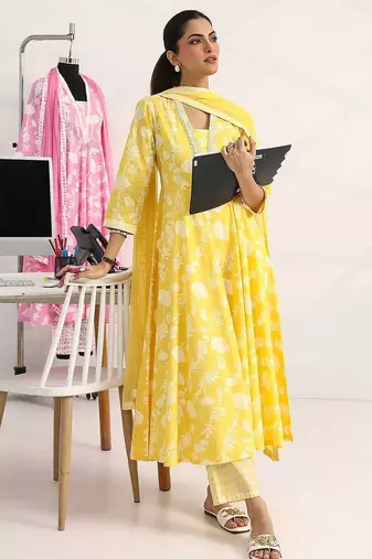 women floral printed regular cotton blend kurta with trousers & with dupatta