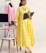 women floral printed regular cotton blend kurta with trousers & with dupatta