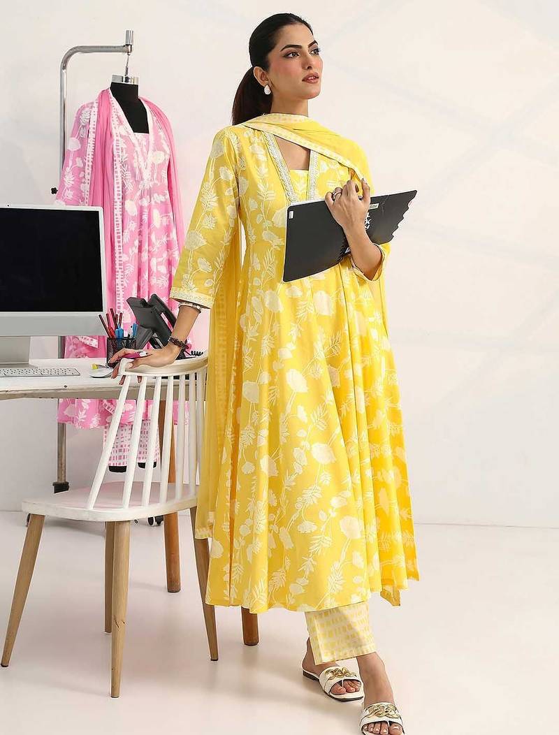 women floral printed regular cotton blend kurta with trousers & with dupatta