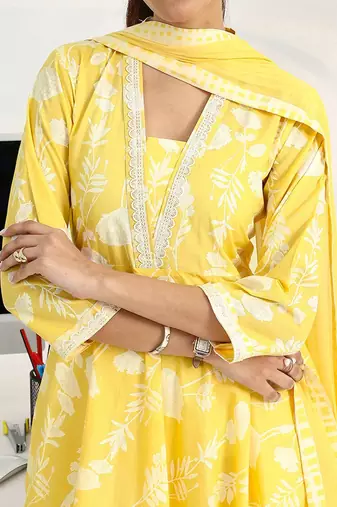 women floral printed regular cotton blend kurta with trousers & with dupatta