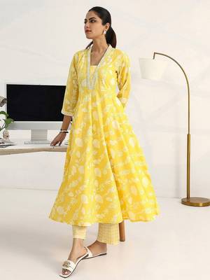 women floral printed regular cotton blend kurta with trousers & with dupatta 3