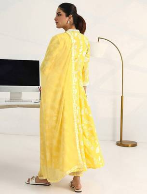 women floral printed regular cotton blend kurta with trousers & with dupatta 4