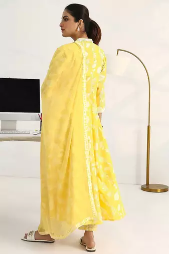 women floral printed regular cotton blend kurta with trousers & with dupatta