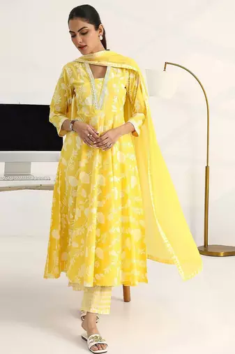 women floral printed regular cotton blend kurta with trousers & with dupatta