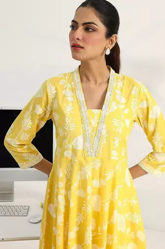 women floral printed regular cotton blend kurta with trousers & with dupatta