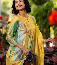 women floral printed regular kurta with trousers & with dupatta