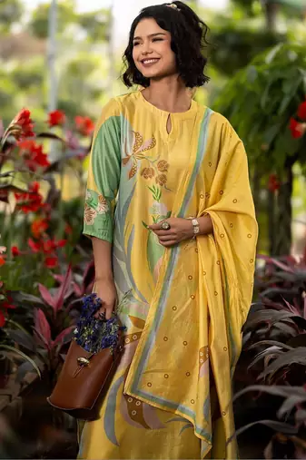 women floral printed regular kurta with trousers & with dupatta