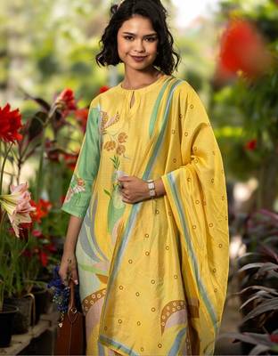 women floral printed regular kurta with trousers & with dupatta 4