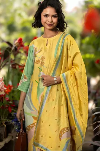 women floral printed regular kurta with trousers & with dupatta