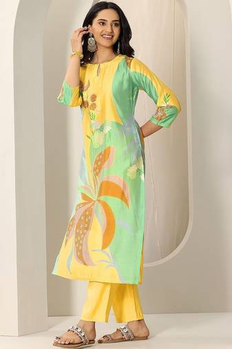 women floral printed regular kurta with trousers & with dupatta