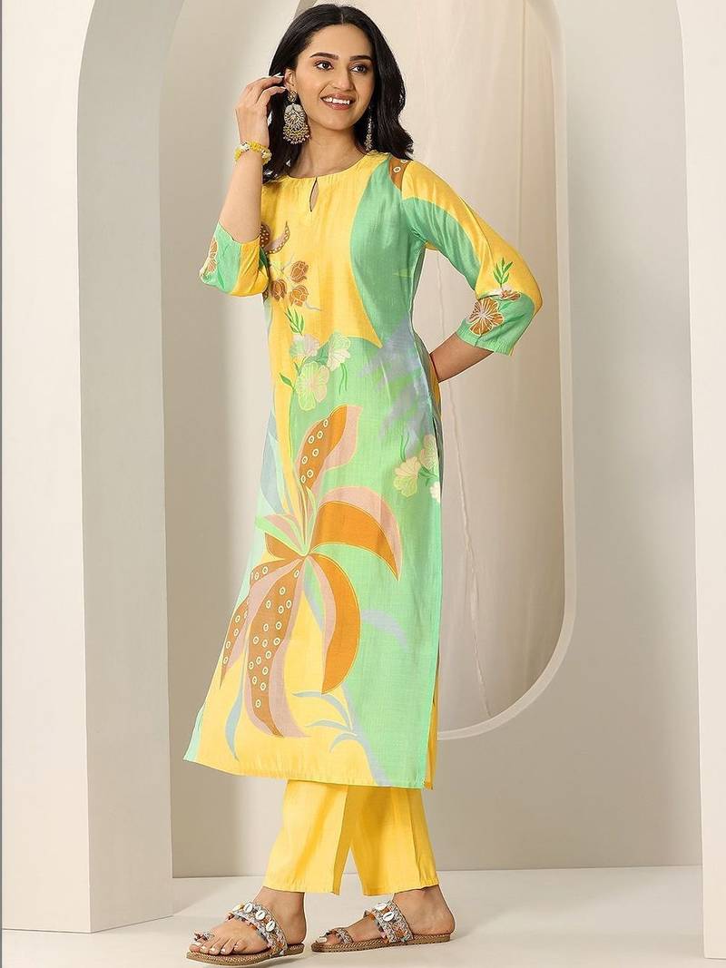 women floral printed regular kurta with trousers & with dupatta