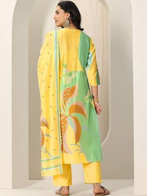 women floral printed regular kurta with trousers & with dupatta 5
