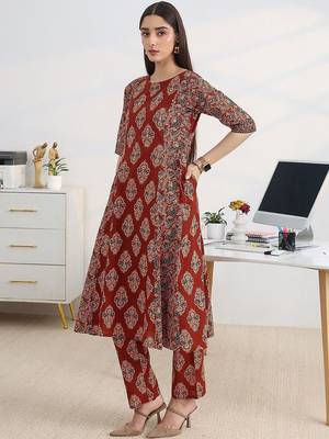 women ethnic motifs printed regular kurta with trousers & with dupatta 2