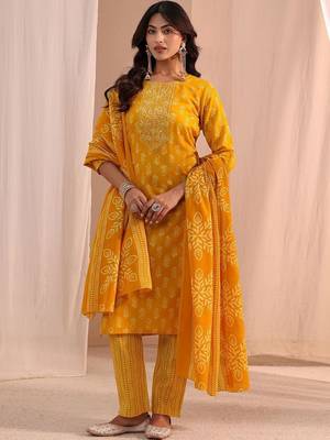 women ethnic motifs printed regular kurta with trousers & with dupatta 1