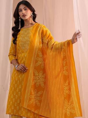 women ethnic motifs printed regular kurta with trousers & with dupatta 3