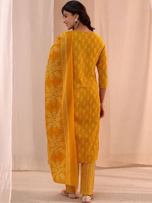 women ethnic motifs printed regular kurta with trousers & with dupatta 4
