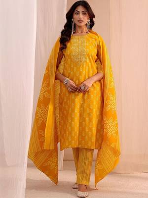 women ethnic motifs printed regular kurta with trousers & with dupatta 7