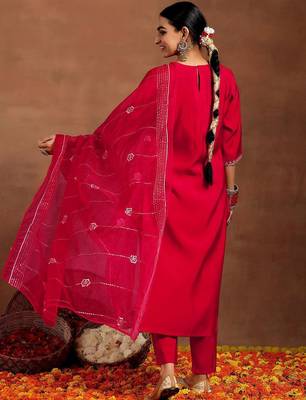 women floral embroidered regular kurta with trousers & with dupatta 3