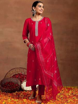women floral embroidered regular kurta with trousers & with dupatta 4