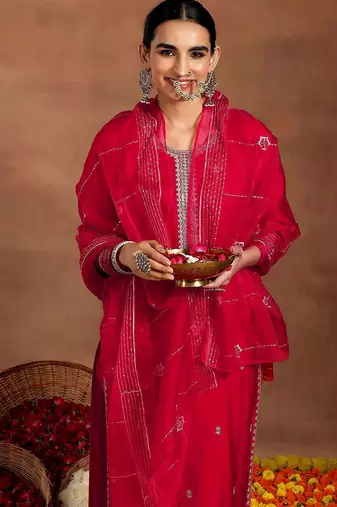 women floral embroidered regular kurta with trousers & with dupatta